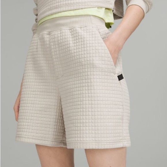 Lululemon lab Textured Grid High-Rise Short 5.5" Size 4
Color Muslin - Picture 5 of 10
